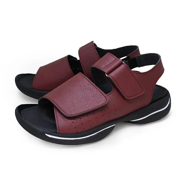 The Re:getA RE-3090 sandals are designed for comfort and ease of wear, combining a sporty look with everyday practicality.