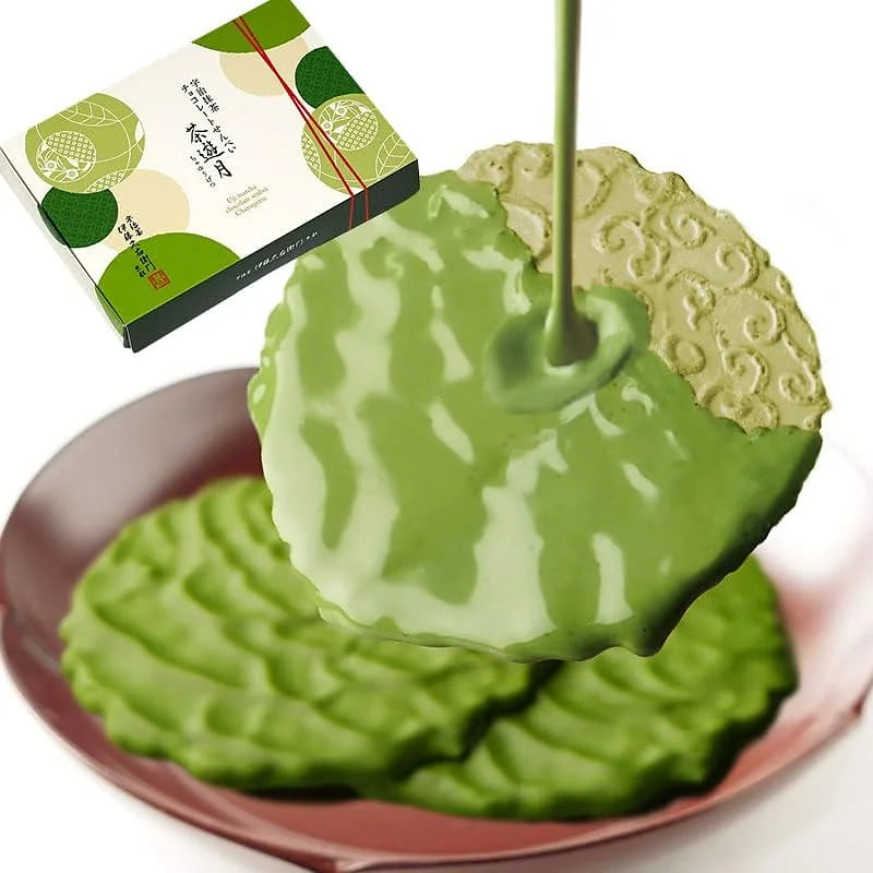 Itokyuemon Uji Matcha Chocolate Senbei “Chayugatsu” is a refined Japanese confection that combines traditional senbei-style wafers with smooth white chocolate infused with Uji matcha.