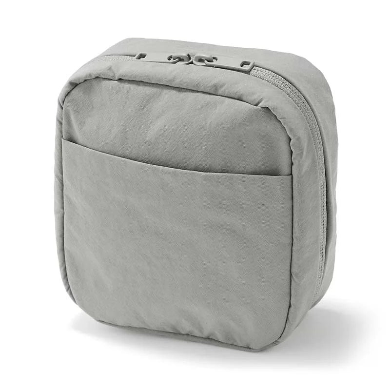 This square muji pouch is made from wrinkle-textured nylon fabric, known for its distinctive crispness and firmness.